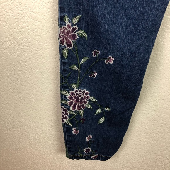Sand Piper Medium Wash Floral Embroidered Jeans 8P - Picture 7 of 8